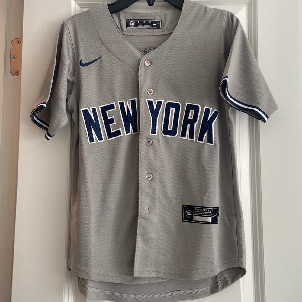 Youth M NY yankees baseball jersey